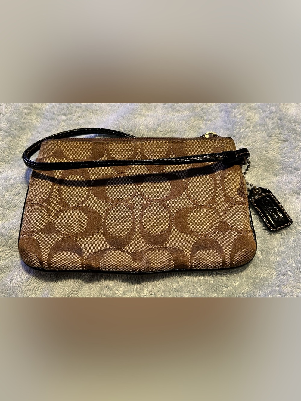 COACH “SIGNATURE C” WRISTLET WITH ORIGINAL HANGTAG/EUC